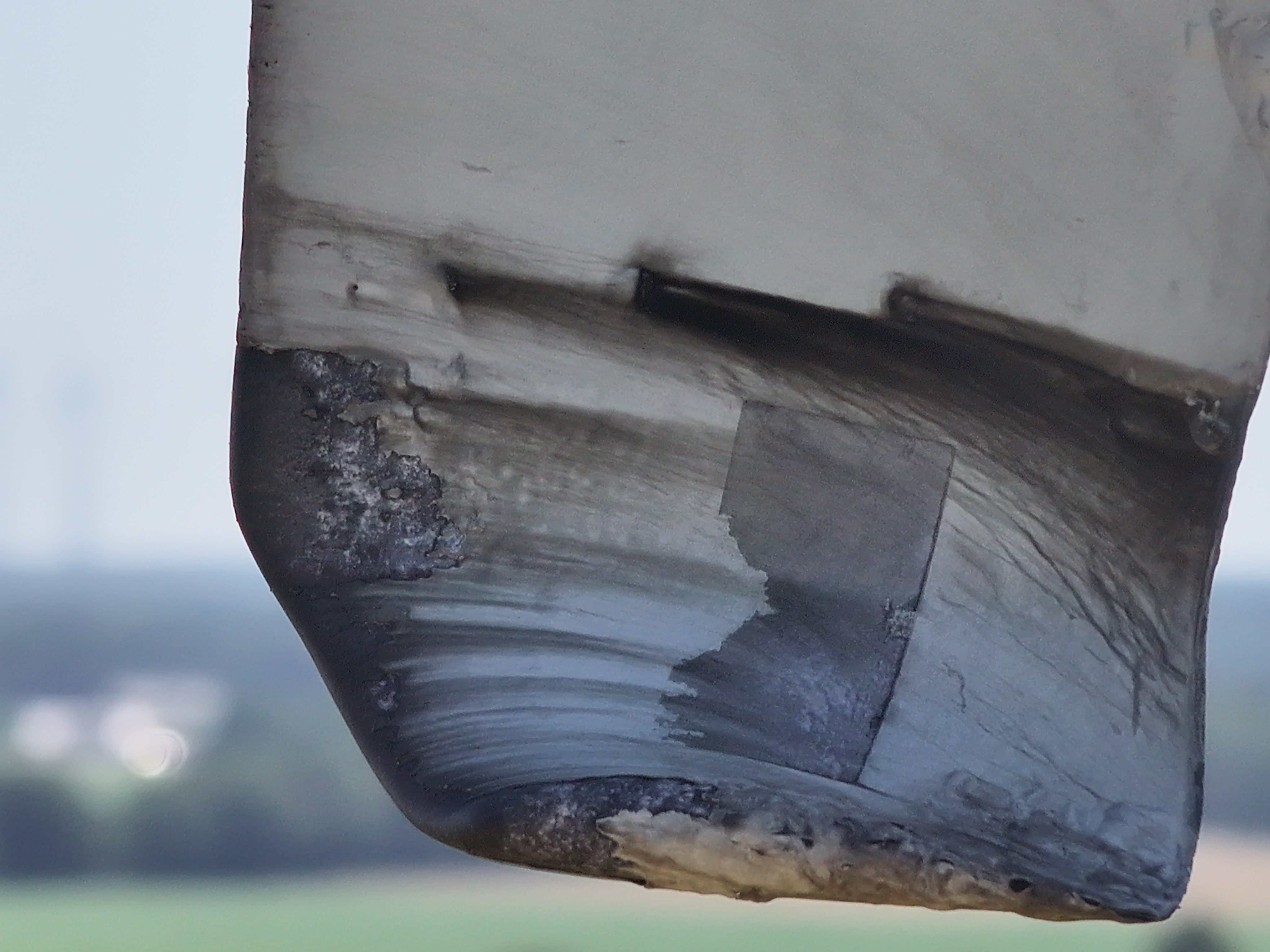 Defekter Rotor einer Windkraftanlage – per Drohne inspiziert