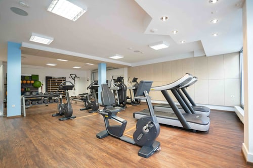 150 m² Fitnessbereich mit Cardio- und Kraftgeräten