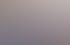 Ein Mann hält einen Vortrag vor einem Flipchart am Strand für eine Gruppe von Menschen in Liegestühlen.