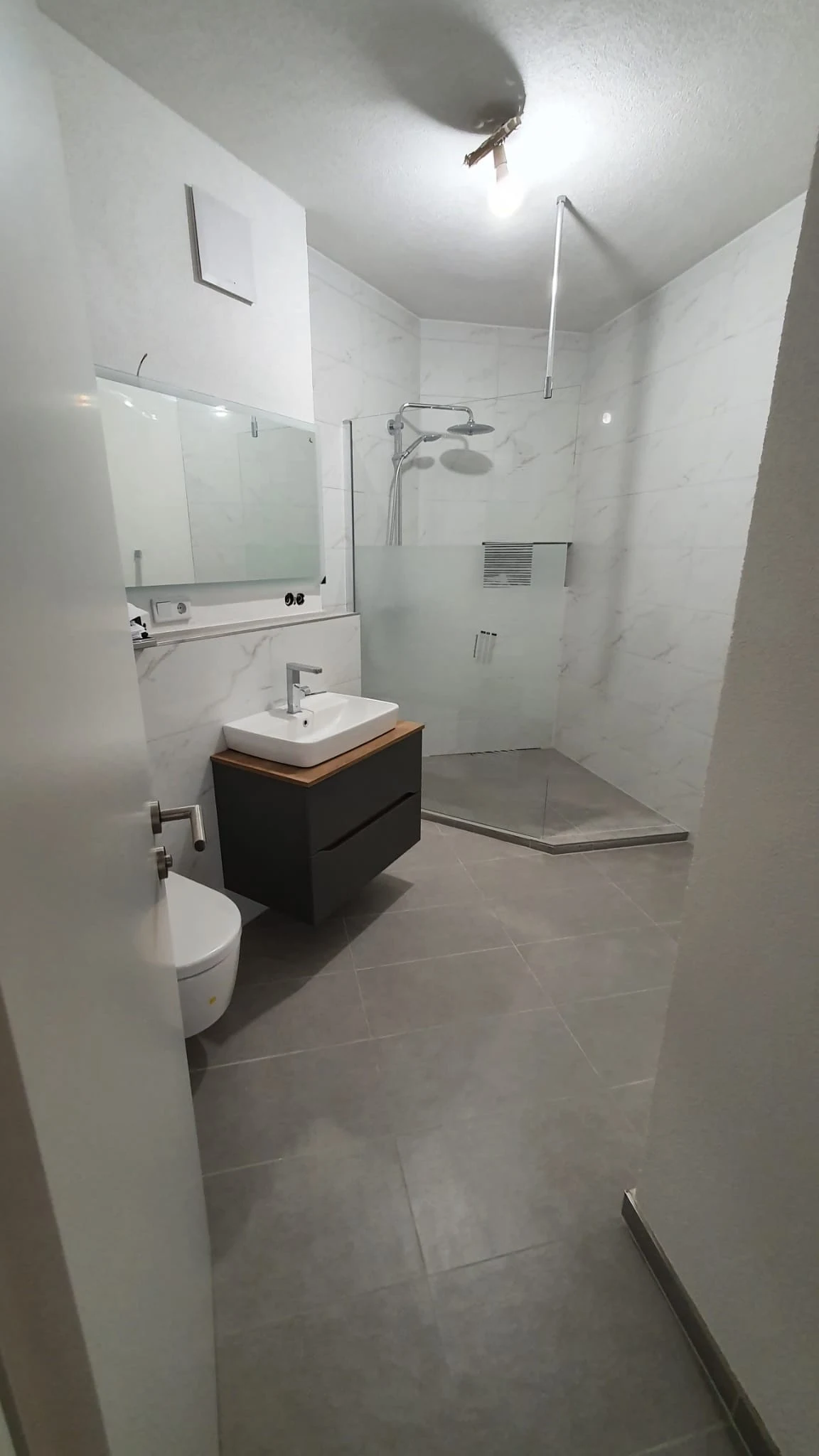 Fertig geflieste Dusche