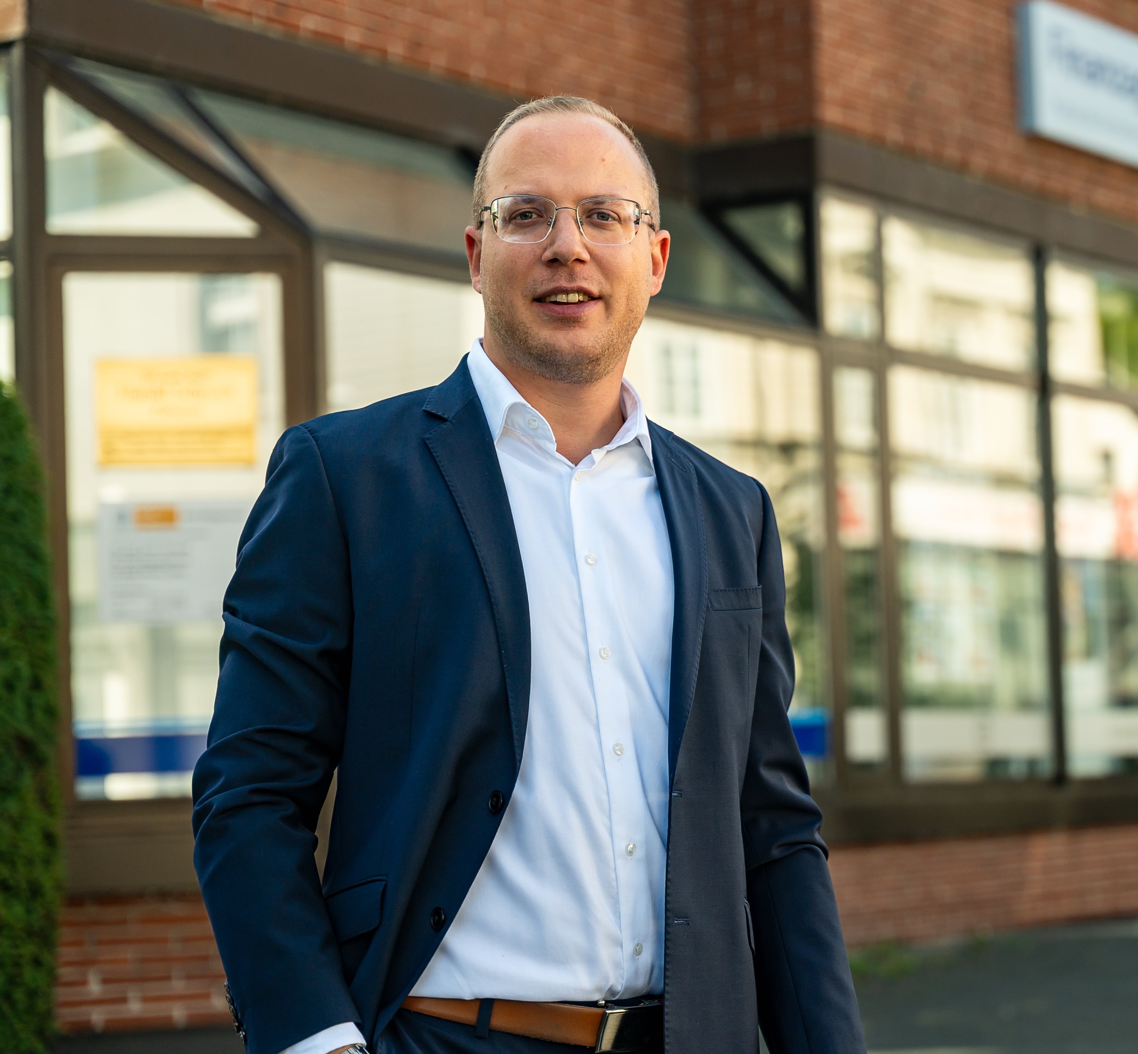 Modernes Wohnhaus als Symbol für Immobiliensuche, Marktpreiseinschätzung und Immobilienverkauf.
