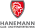 Hanemann Logo mit einem roten Wappenschild und weißem Hahnenkopf auf schwarzem Hintergrund.