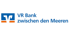 VR Bank zwischen den Meeren Logo: Blaues "VR" Symbol auf orangefarbener Linie, gefolgt vom Schriftzug "VR Bank zwischen den Meeren".
