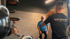 Ein Personal Trainer und ein älterer Mann trainieren mit einem Ball.