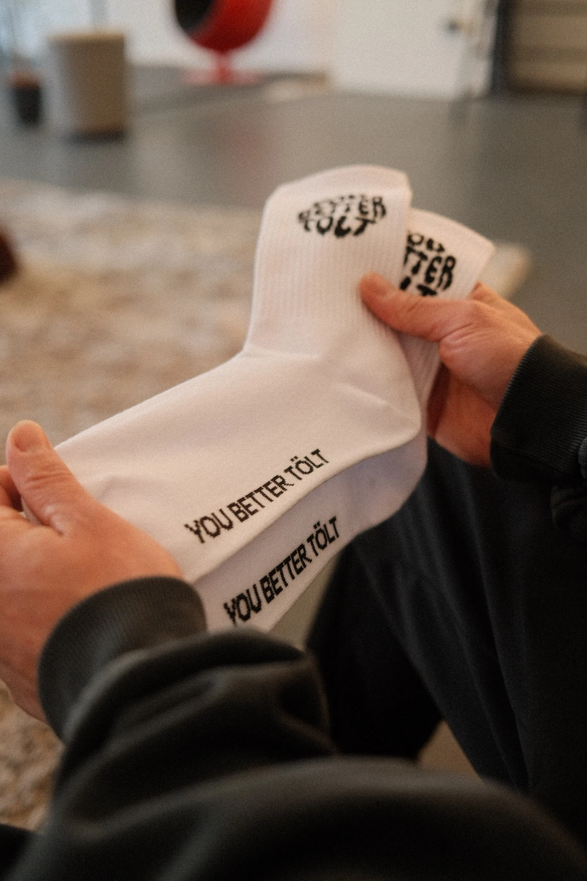 Nahaufnahme einer Socke mit eingestricktem Logo, das beim Waschen nicht abblättert