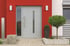 Moderne Haustür aus Aluminium in Hellgrau mit Glaseinsatz und Edelstahlgriff, umgeben von roter Wand.