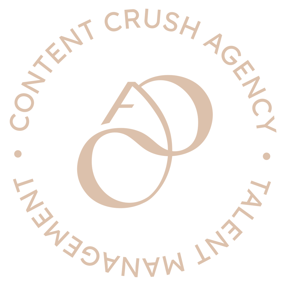 Logo mit verschlungenen Buchstaben "AC" und Text "Content Crush Agency" und "Talent Management" im Kreis.