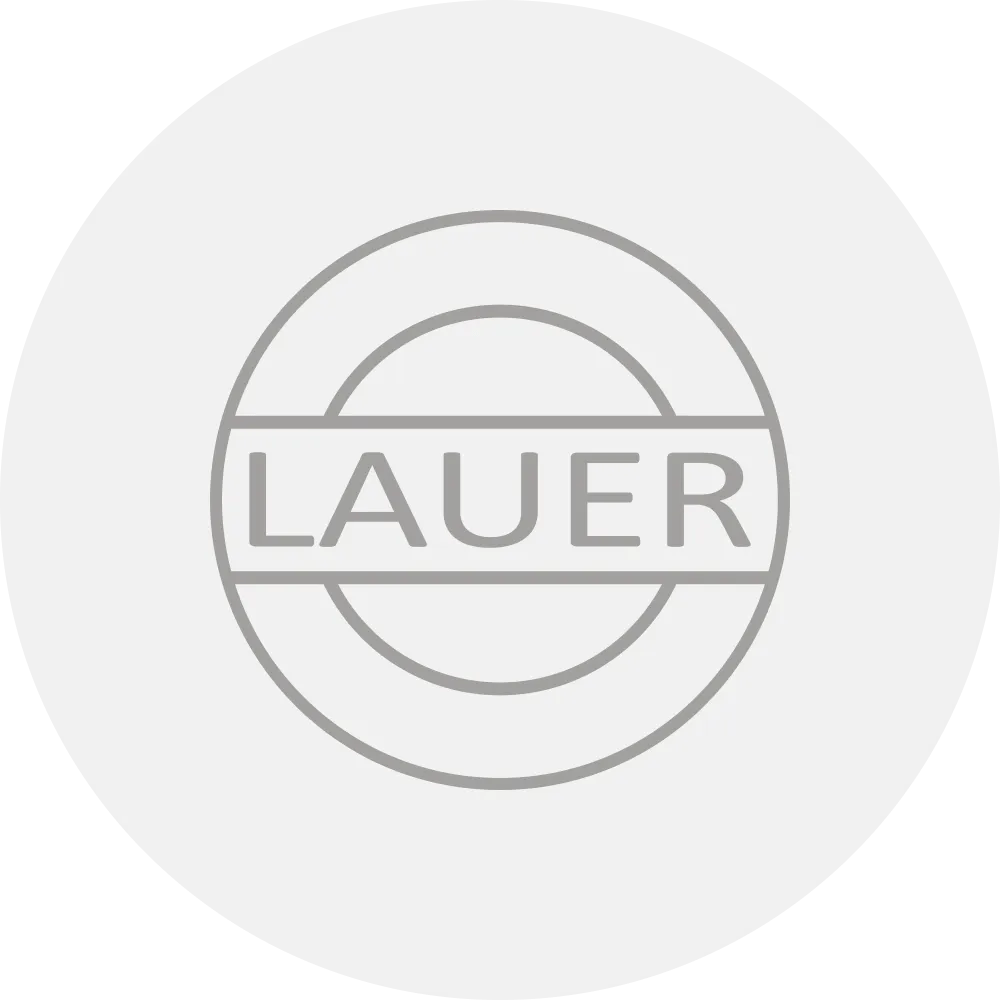 Grauer "LAUER" Schriftzug in einem Kreis, auf hellem Hintergrund.