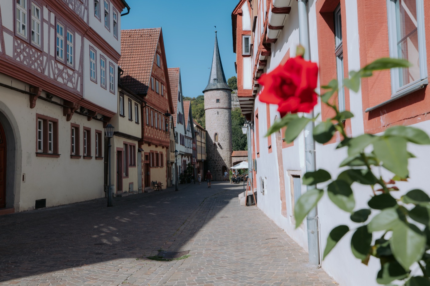 Altstadtgasse in Karlstadt mit Fachwerkhäusern und Stadtturm