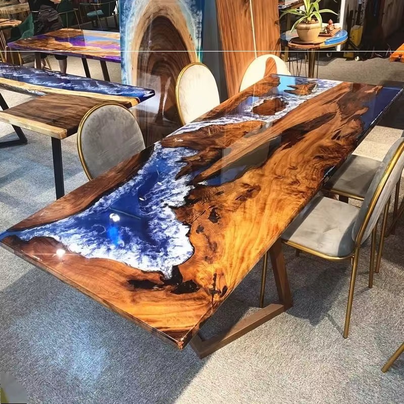 Live-Edge Tisch aus Holz mit dunkelblauem Epoxidharz und Wellen-Muster