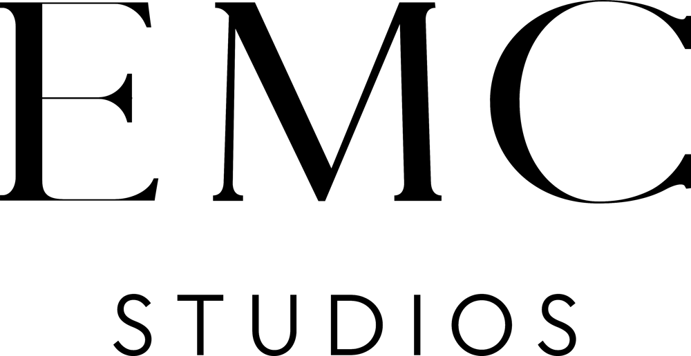 Weißes EMC Studios Logo auf grünem Hintergrund.