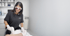 Eine Frau mit Schutzbrille führt eine Laser-Haarentfernung am Bein eines Patienten durch.