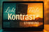 Laptop-Bildschirm zeigt „Licht Kontrast Stimmung“ auf links dunkler Szene und „Farbe“ auf rechts heller Szene.
