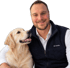 Torben Kühneweg, Geschäftsinhaber von KÜHNEWEG Consulting, mit seinem Golden Retriever Pippo