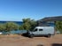 Mercedes Sprinter Campervan mit Aufstelldach und Allrad-Ausbau am Meer – perfektes Offroad-Reisemobil für autarkes Camping und Vanlife-Abenteuer