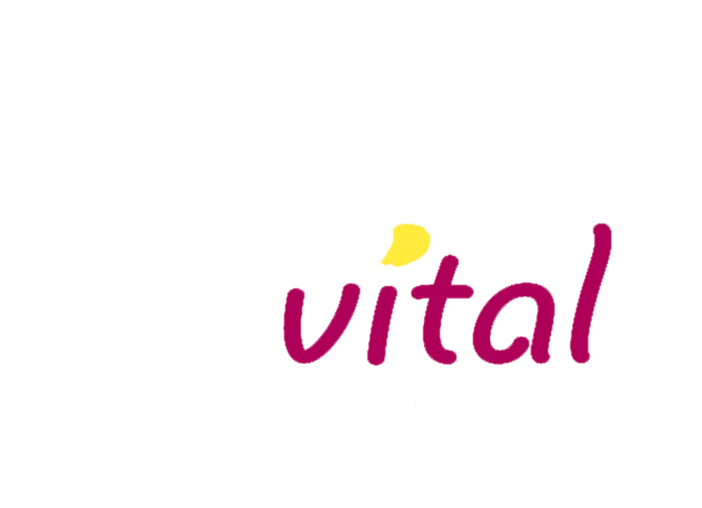 Logo von "club vital FITNESS & GESUNDHEIT" in Weiß, Magenta und Gelb auf dunkelgrünem Hintergrund.