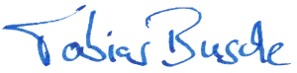 Blaue handschriftliche Unterschrift von "Tobias Busche" auf transparentem Hintergrund.
