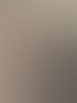 Eine lächelnde Frau und ein Mann geben beide einen Daumen hoch an einem Schreibtisch mit Laptop und Dokumenten.