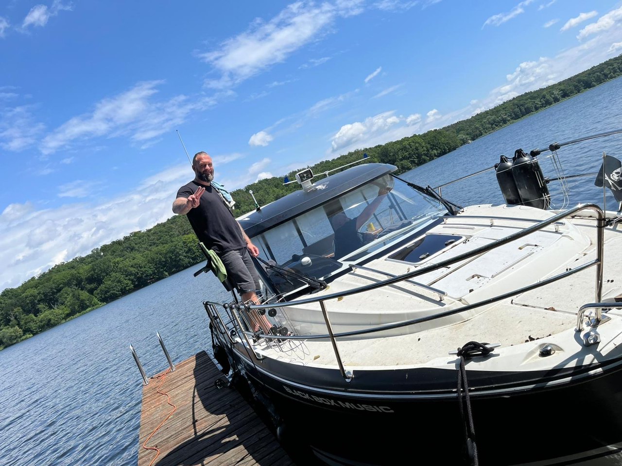 Bootsreinigung in Berlin: Fensterreinigung an Bord eines Boots.