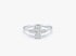 Silberner Ring mit einem zentralen Diamanten in Tropfenschliff und zwei kleineren seitlichen Diamanten auf weißem Grund.