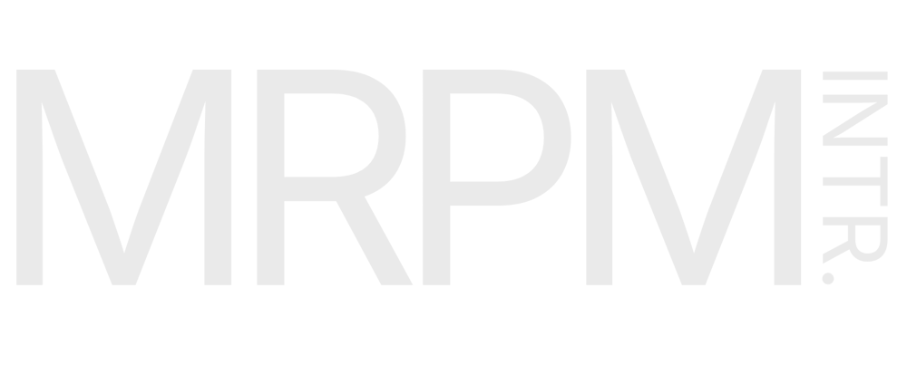 MRPM INTR. Logo in weißer Schrift auf dunkelgrünem Hintergrund.