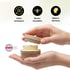 Hände öffnen ein Glas Bienenkosmetik mit drei Symbolen: Falten minimieren, Bienenfreundlich, Made in Germany.