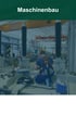 Maschinenbau. Ein Techniker in Arbeitskleidung und Sicherheitsgeschirr arbeitet an einer Maschine in einer Fabrikhalle.