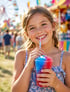 Kind mit buntem Slush-Ice im Sommer