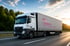 LKW der auf der Straße fährt. 