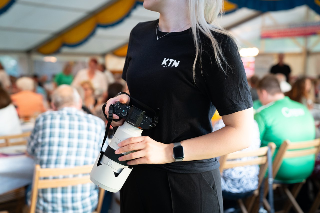 KTN MEDIA Videografin mit Kamera bei einem Event