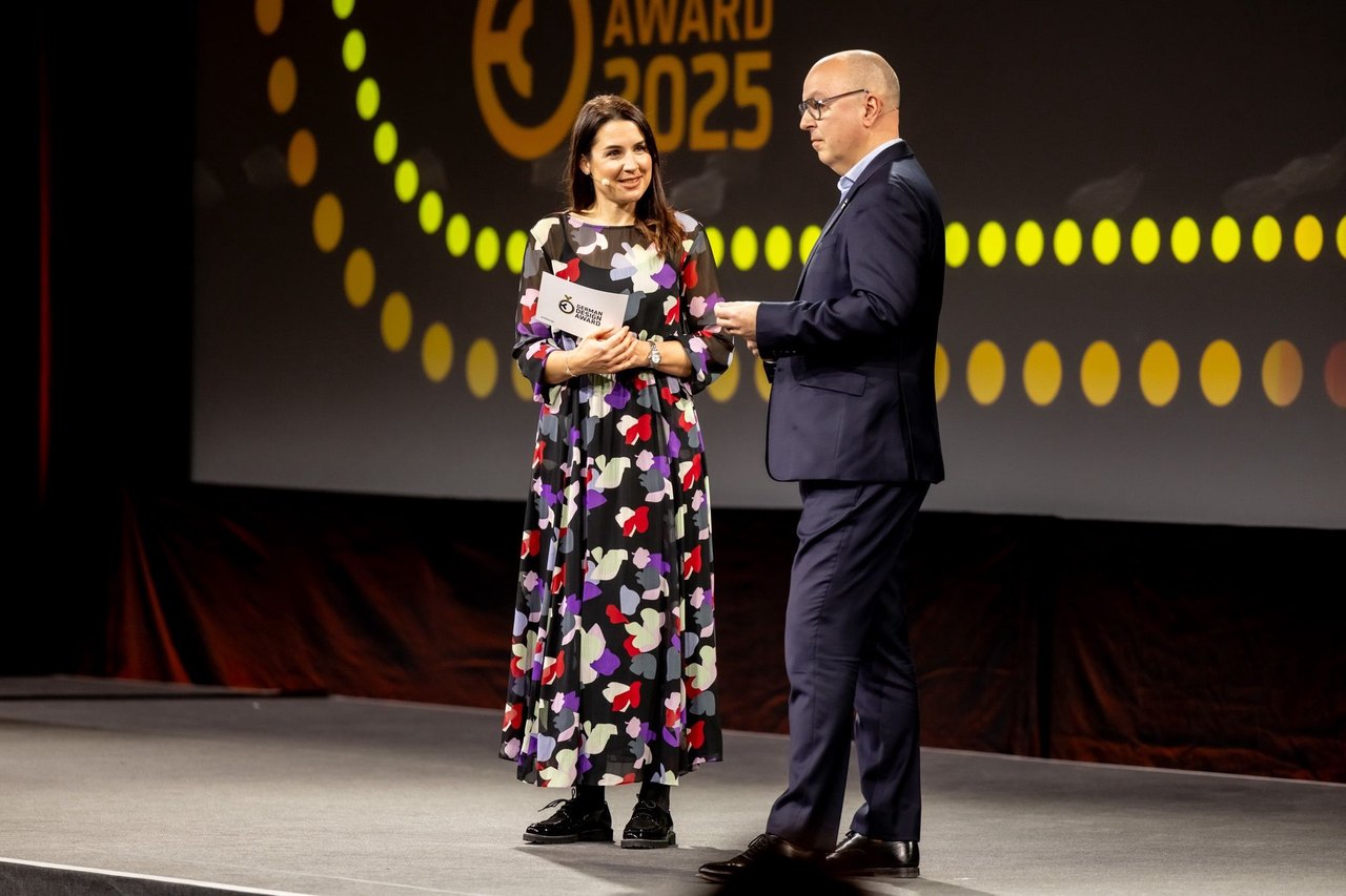 Julia Bauer moderiert eine Preisverleihung auf der Bühne