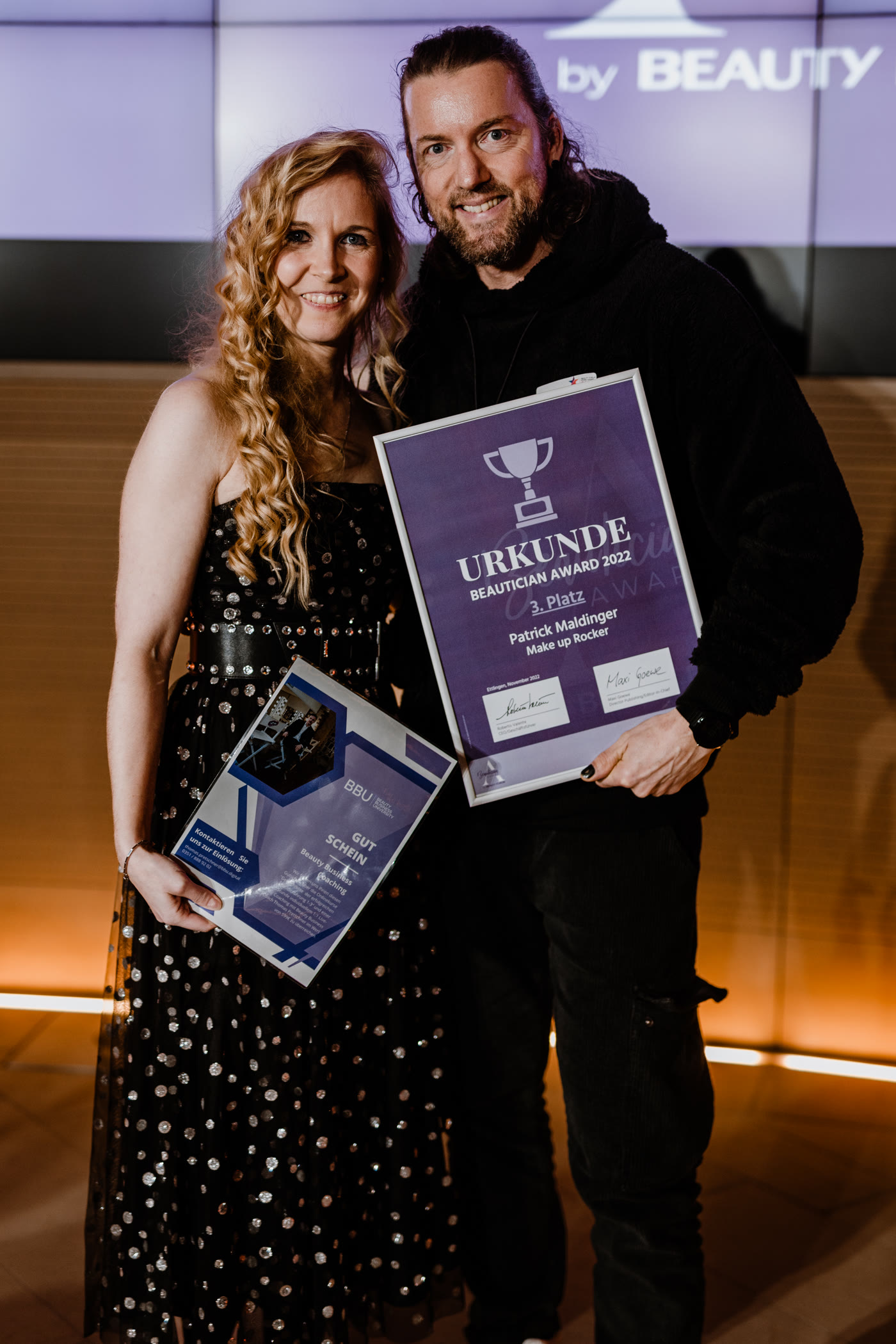 Patrick Maldinger bei der Verleihung des Beautician Award mit seiner Urkunde