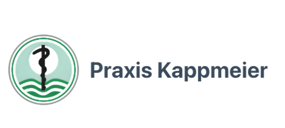 Logo der Praxis Kappmeier mit Äskulapstab und blauen Wellen, daneben der Schriftzug "Praxis Kappmeier".