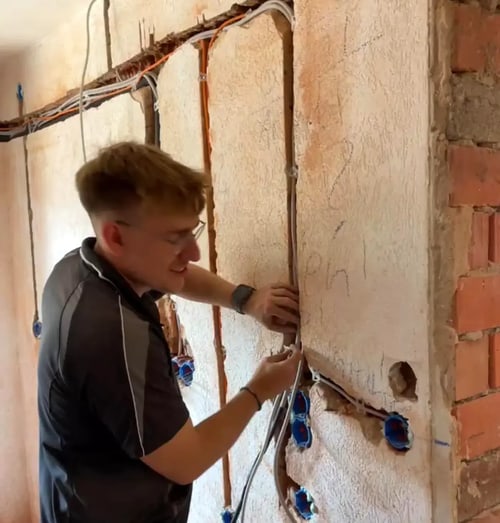Domenik Bozic bei der Montage einer Gebäudeautomation