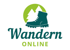 Logo: Wanderstiefel vor grünen Bergen und Bäumen, darunter „Wandern ONLINE“.