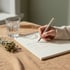 Notizen zur Anamnese der Verdauungsbeschwerden auf einem Leinentisch