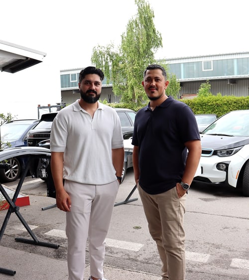 Sobeir Esmaty und Jawid Rahimi, die Gründer des E&R KFZ Ingenieurbüros, vor ihrem Standort in München