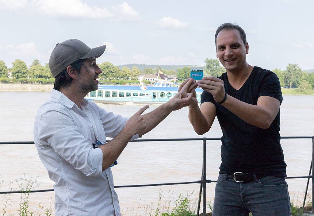 Marco und Sascha mit Bonn Memo am Rheinufer in Bonn