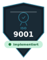 Dunkelblaues Schild mit hellblauem ISO-9001-Logo und grünem Kreis mit Text "Implementiert".