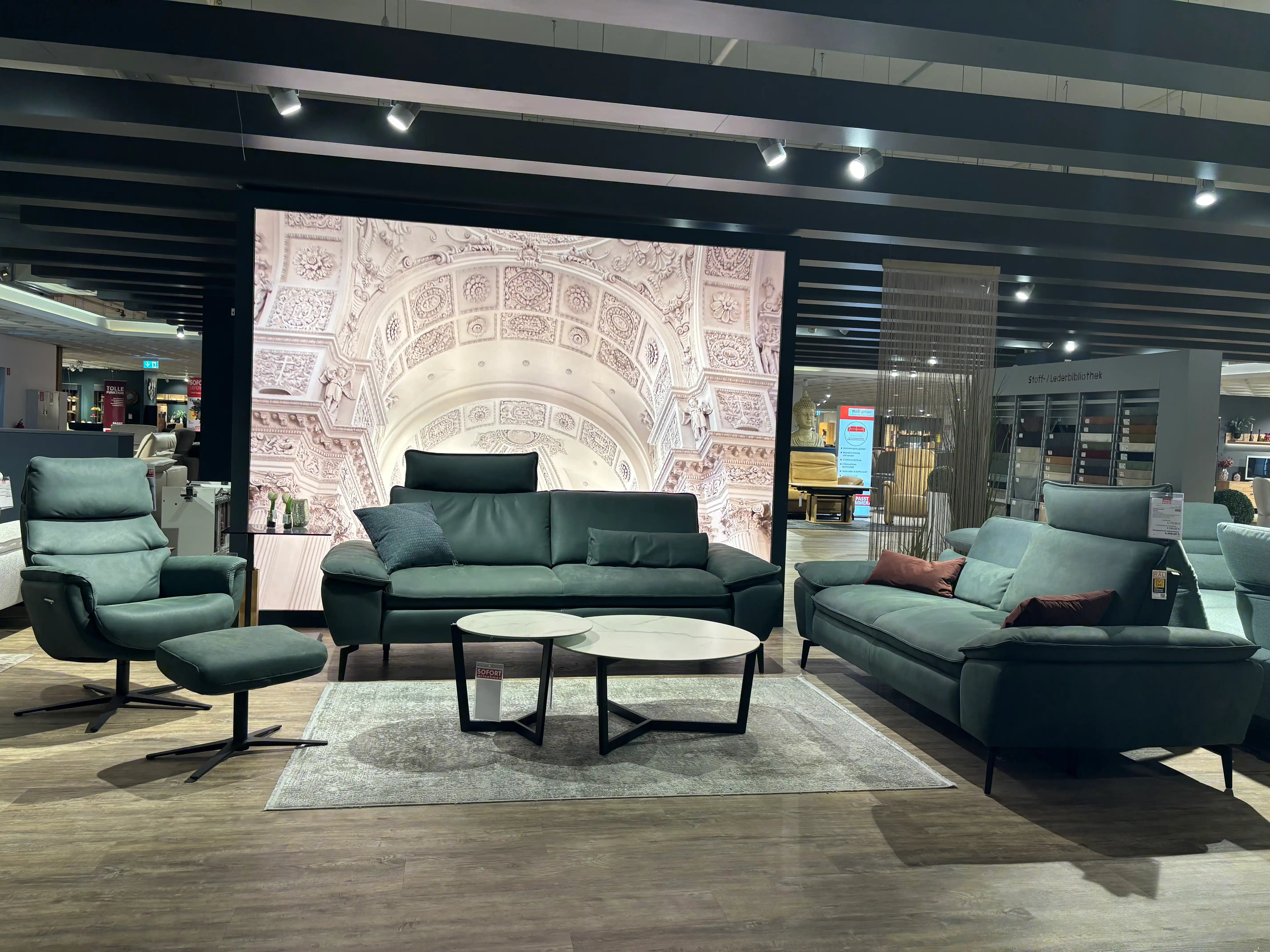 Petrolfarbene Ledergarnitur mit Relaxsessel, Hocker und Couchtischen