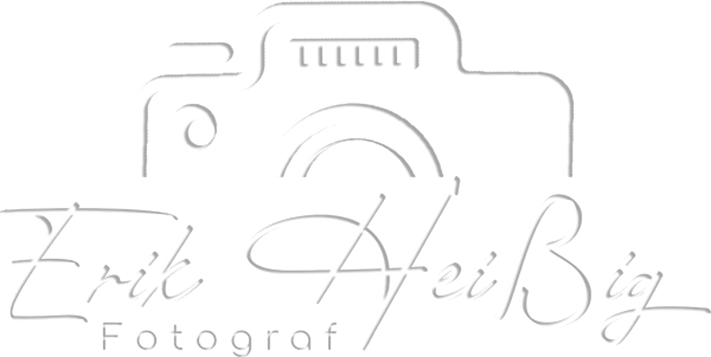 Weißes Logo mit Kamera und Text "Erik Heißig Fotograf" auf dunklem Hintergrund.