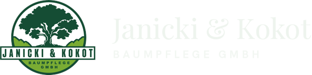 Logo der Janicki & Kokot Baumpflege GmbH mit grünem Baumsymbol auf schwarzem Hintergrund.