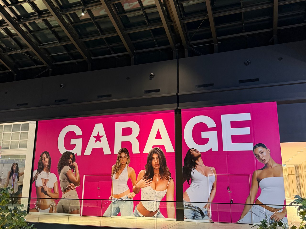 Pelliculage de vitrine sur un commerce de détail