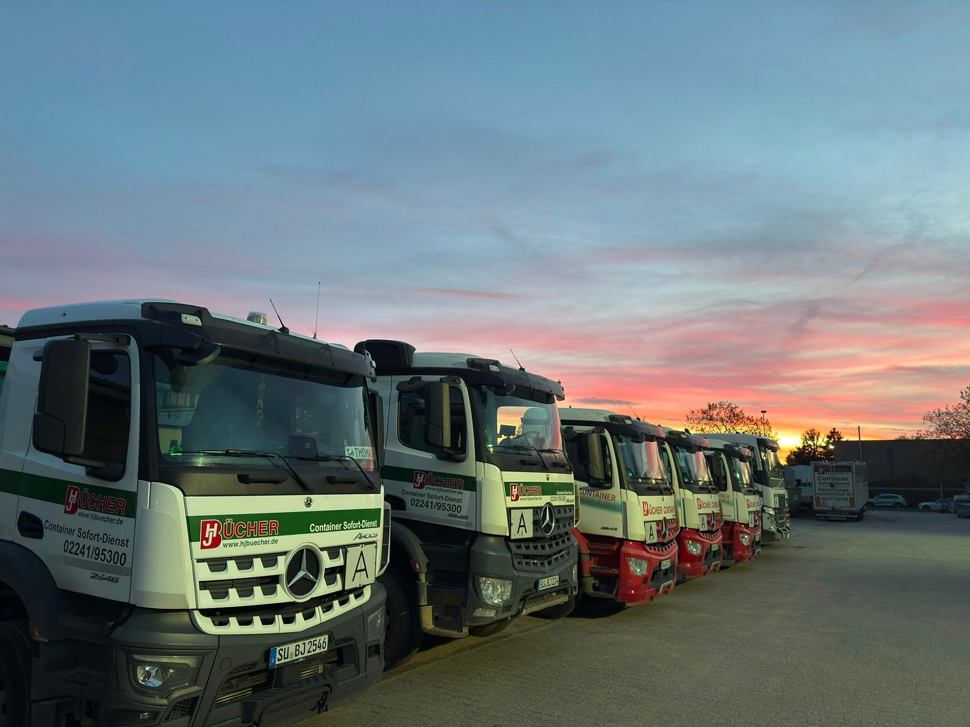 Reihe von LKW des Fuhrparks von Bücher Containerdienst
