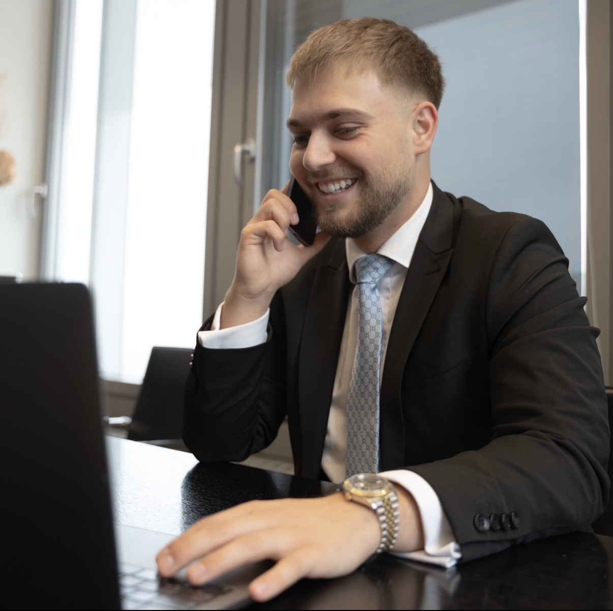 Armin Eco am Laptop während eines Telefonats