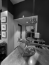 Eingangsbereich und Empfang bei Tschui Menswear Thun mit eleganter Lichtinstallation und stilvollen Details
