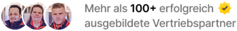 Drei Porträts von Männern mit Text: "Mehr als 100+ erfolgreich ausgebildete Vertriebspartner" und einem goldenen Haken.