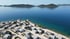 Drohnenvideo vom Camp Buqez, weggeflogen von der Villa Aperol und Aussicht aufs Meer und umliegende Wälder.