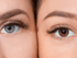 Nahaufnahme eines blauen und eines braunen Auges mit langen Wimpern und gepflegten Augenbrauen.