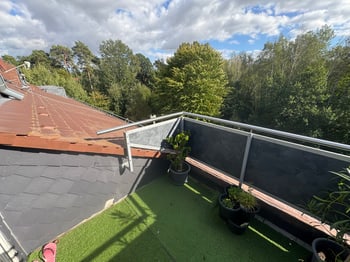 Balkon der oberen Wohnebene mit Blick auf die Baumkronen